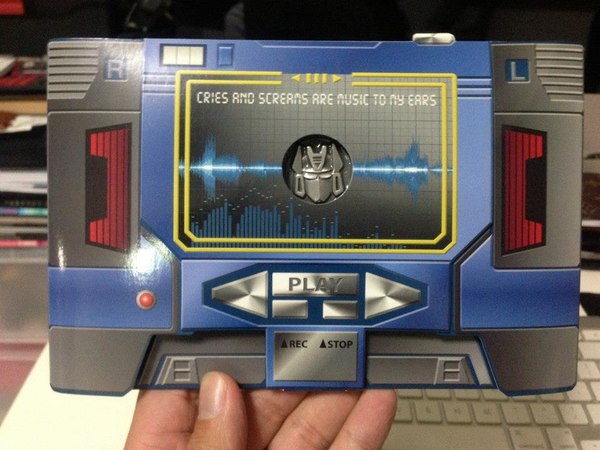 MP 13 Masterpiece Soundwave With Laserbeak Up Close And Personal Image Gallery  (1 of 54)